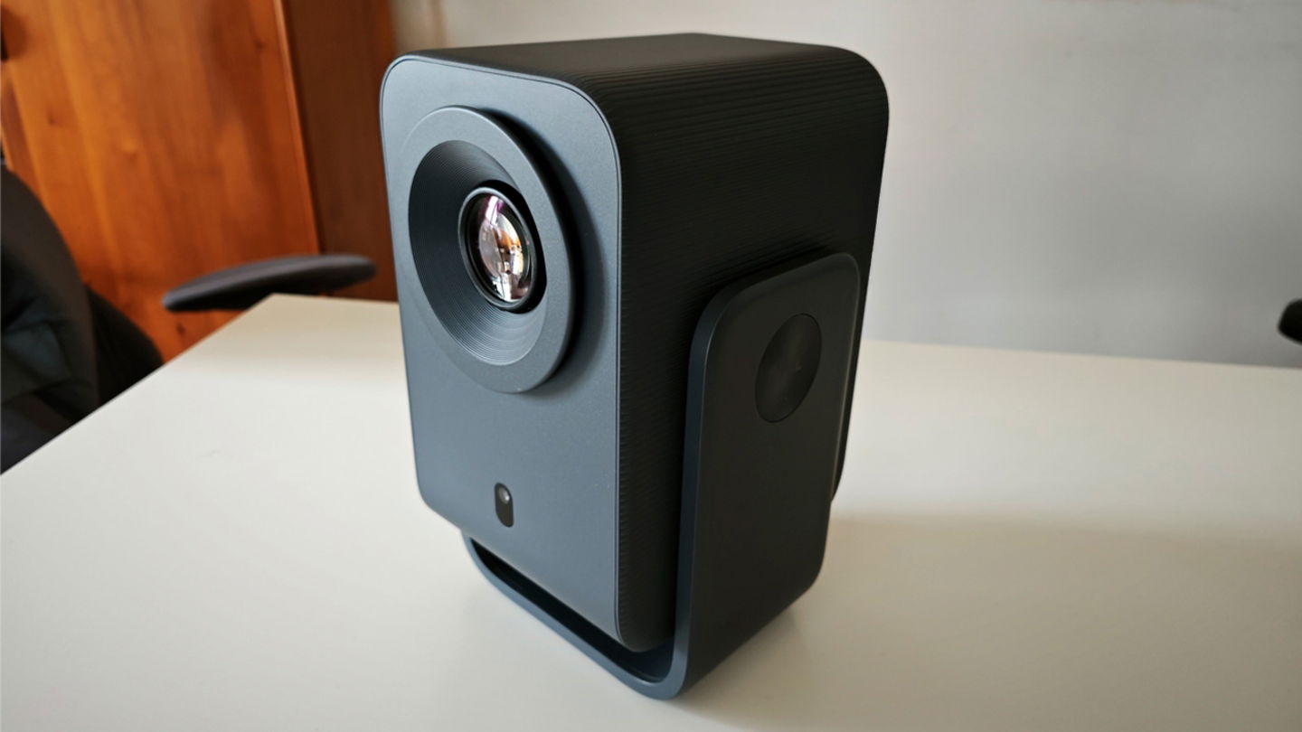 TCL C1 sobre mesa
