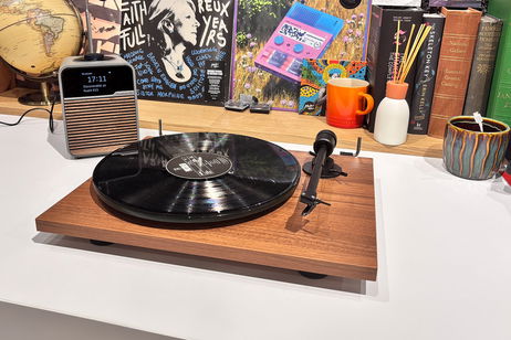 Sí, puedes tener tu tocadiscos conectado por Bluetooth y no, nadie va a juzgarte (bueno, yo un poco sí) Sí, puedes tener tu tocadiscos conectado por Bluetooth y no, nadie va a juzgarte (bueno, yo un poco sí)