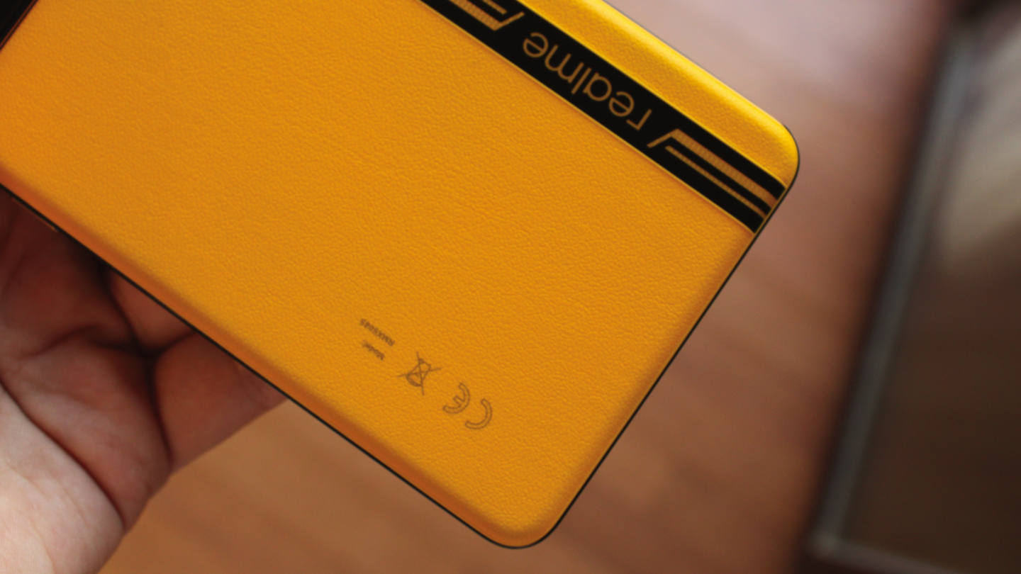 Trasera de cuero vegano del realme GT 7T