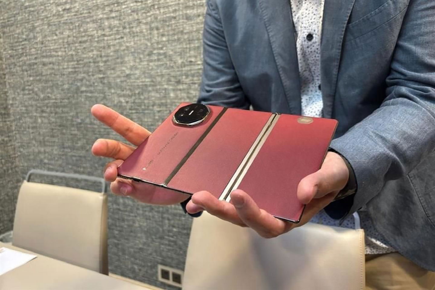Un diseño plegable con tres pantallas y con mejoras impactantes
