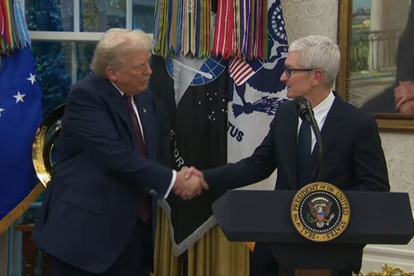 El carísimo regalo de Apple a Trump: una estatua de oro como ofrenda de paz