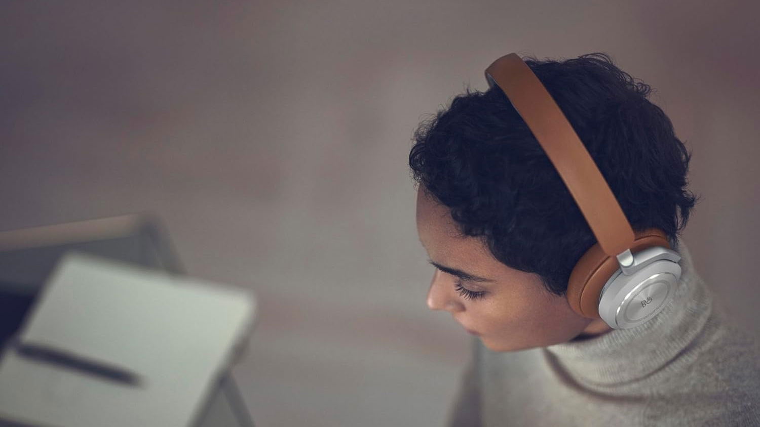 Bang & Olufsen Beoplay HX chica