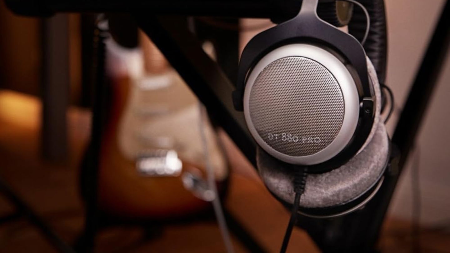 Beyerdynamic DT 880 PRO colgado