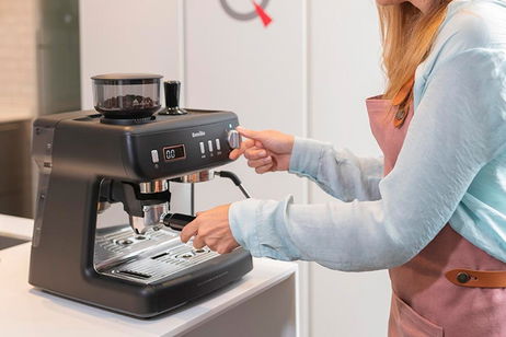Una cafetera con alma de bar: molinillo, crema densa y leche espumada como en tu sitio favorito Una cafetera con alma de bar: molinillo, crema densa y leche espumada como en tu sitio favorito