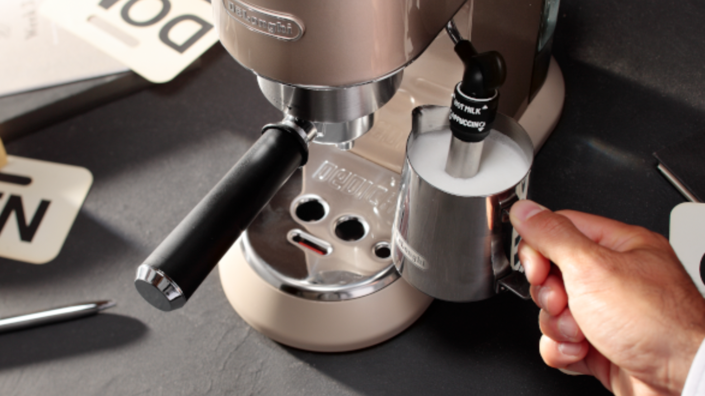 Con una rebaja de más de 120 euros, la cafetera De'Longhi Dedica se convierte en el chollo más tentador para los amantes del café