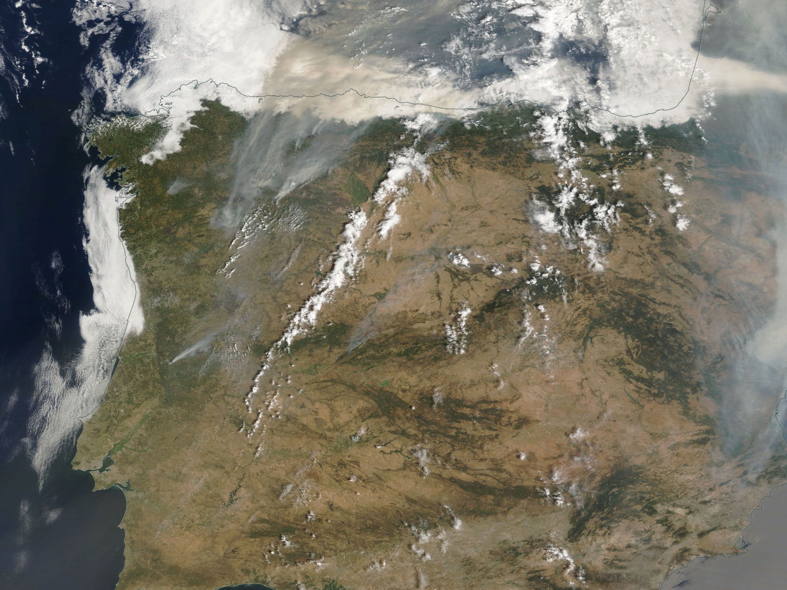 El humo de los incendios también es visible en las imágenes satelitales