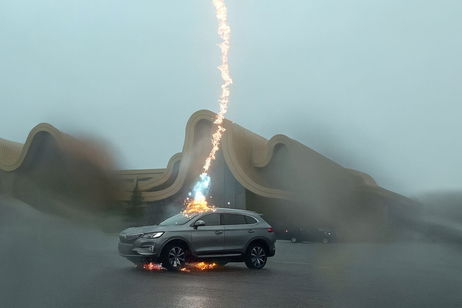 El vídeo que demuestra lo que sucede cuando un coche eléctrico en marcha recibe el impacto de un rayo