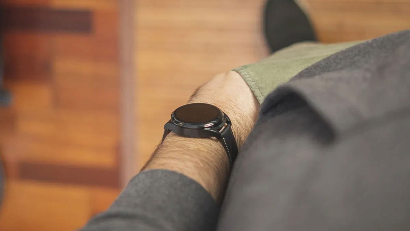 Este es un reloj inteligente que, a su vez, esconde auriculares en su interior
