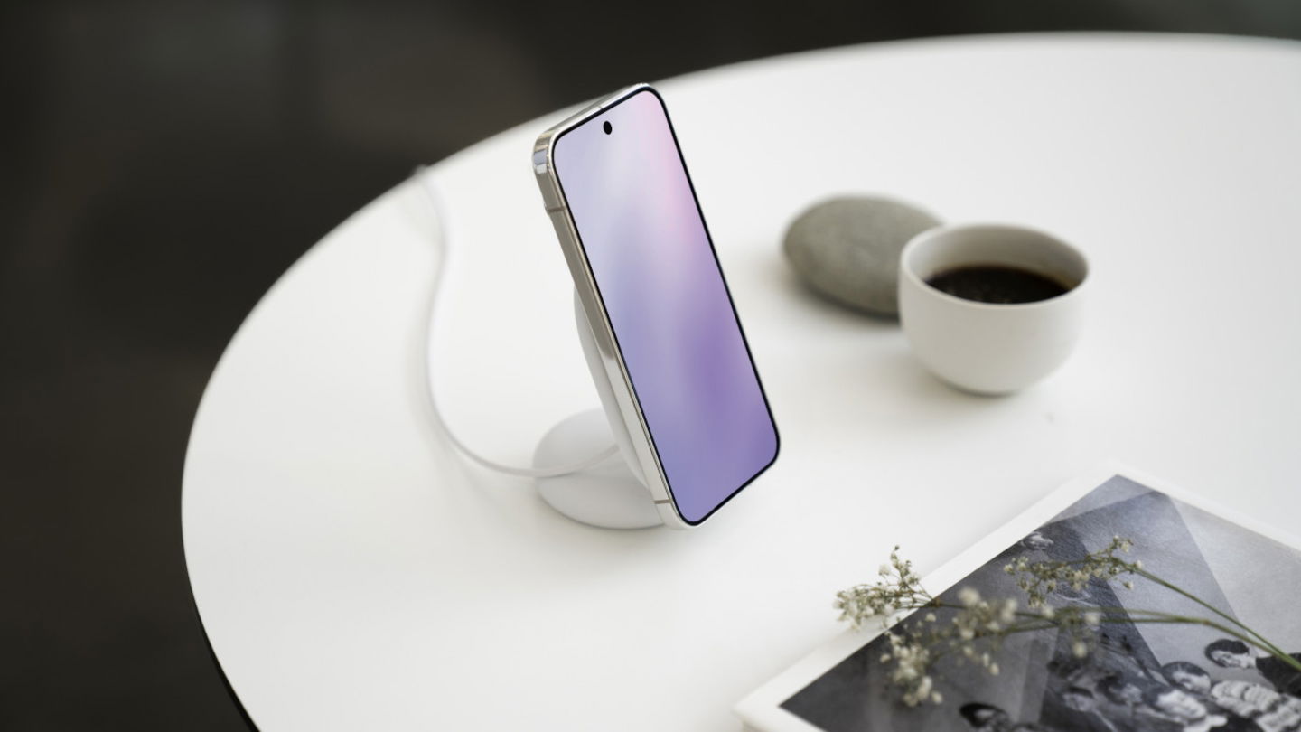 Olvídate de los accesorios incómodos: así funciona Pixelsnap, la revolución magnética que estrenan los Pixel 10