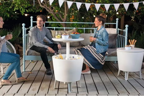 Mesa, nevera y luz ambiental: el accesorio que transforma tu jardín o terraza por menos de lo que crees Mesa, nevera y luz ambiental: el accesorio que transforma tu jardín o terraza por menos de lo que crees