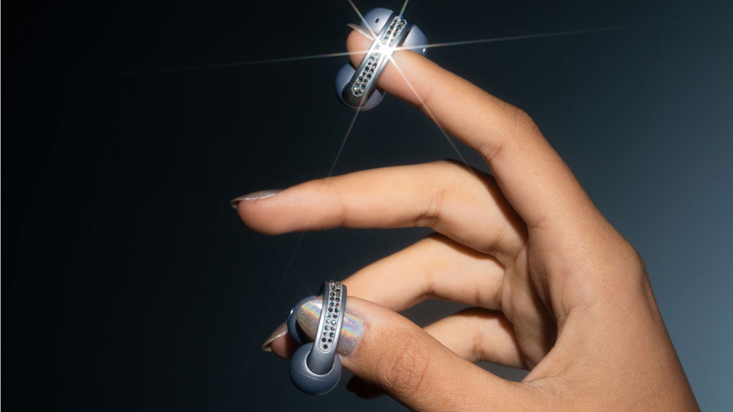 Motorola presenta el Razr 60 y los Buds Loop decorados con cristales Swarovski en su nueva colaboración de lujo