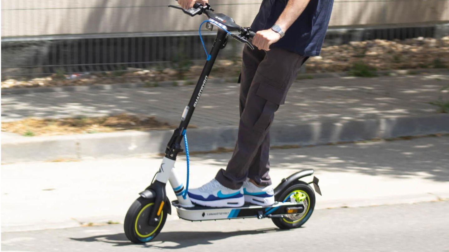 30 km de autonomía, triple freno y ruedas de 10 pulgadas: así es el patinete smartGyro que arrasa por menos de 300 euros
