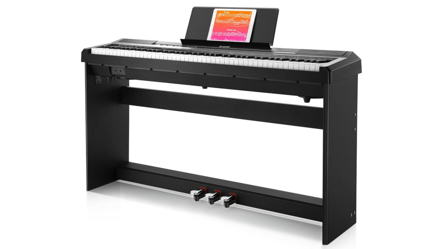 No lo pienses: 88 teclas, triple pedal y descuentazo para este piano digital Donner, perfecto para principiantes
