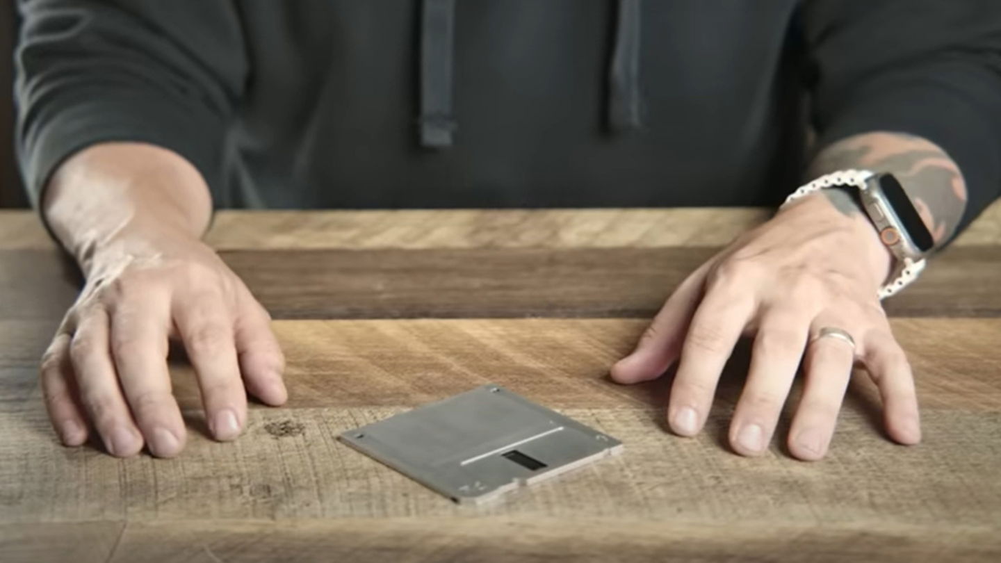 Un youtuber se propuso crear un disquete desde cero: ¿lo habrá conseguido?