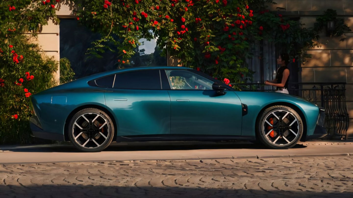 Carga en 10 minutos, pantalla motorizada y hasta 820 km de autonomía: el coche eléctrico chino que soñamos con ver en España