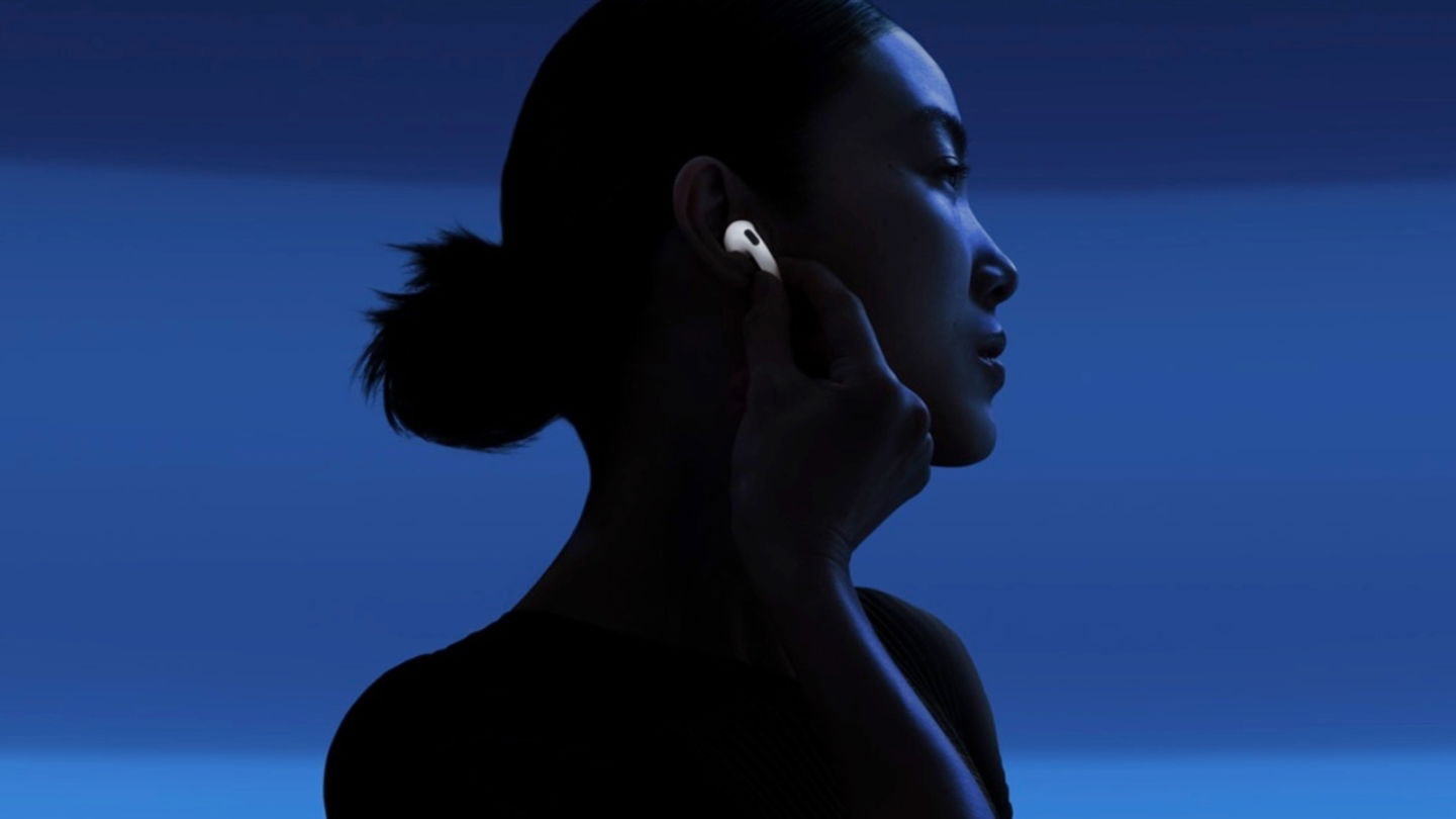 AirPods 4 chica