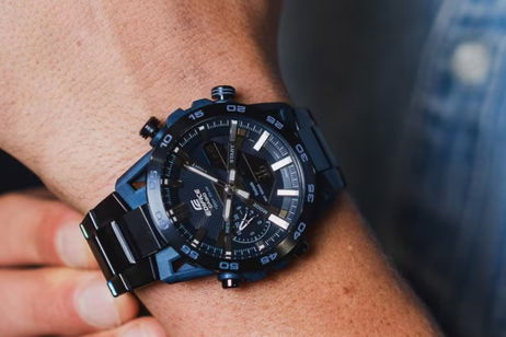Casio tiene el reloj definitivo: cronógrafo solar con fibra de carbono y diseño automovilístico