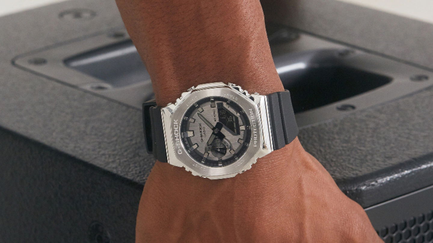 Casio GM-2100-1A vertical