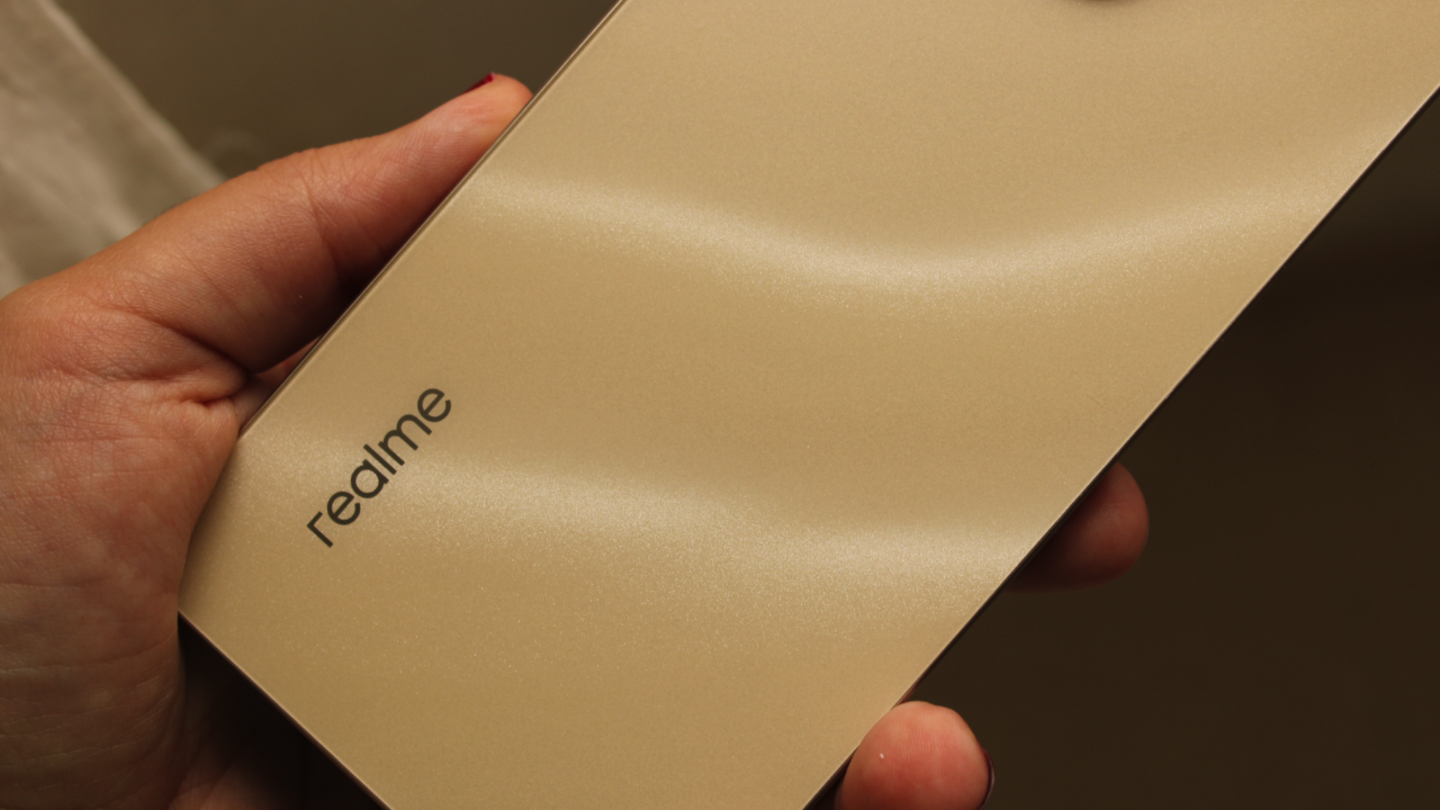 Diseño del realme Note 70T en modelo dorado playa