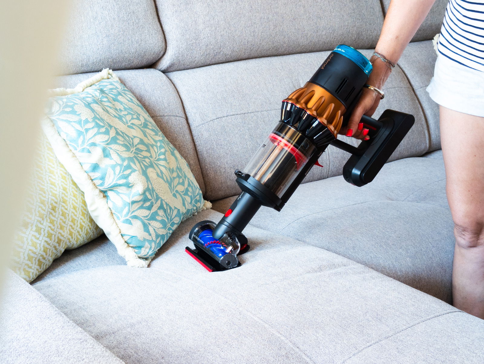 Dyson V16 Piston Animal en un sofá
