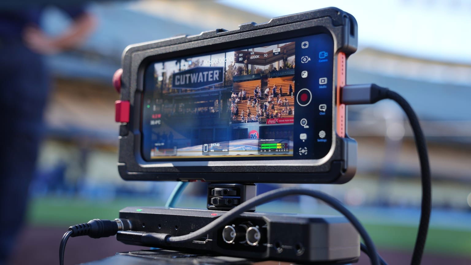 iPhone 17 Pro adaptado para transmisión de TV