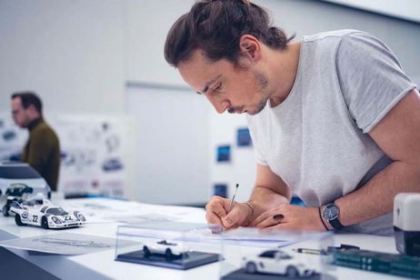 Guerra de talento: Xiaomi ficha al exjefe de diseño de Lamborghini y se prepara para conquistar el mercado europeo