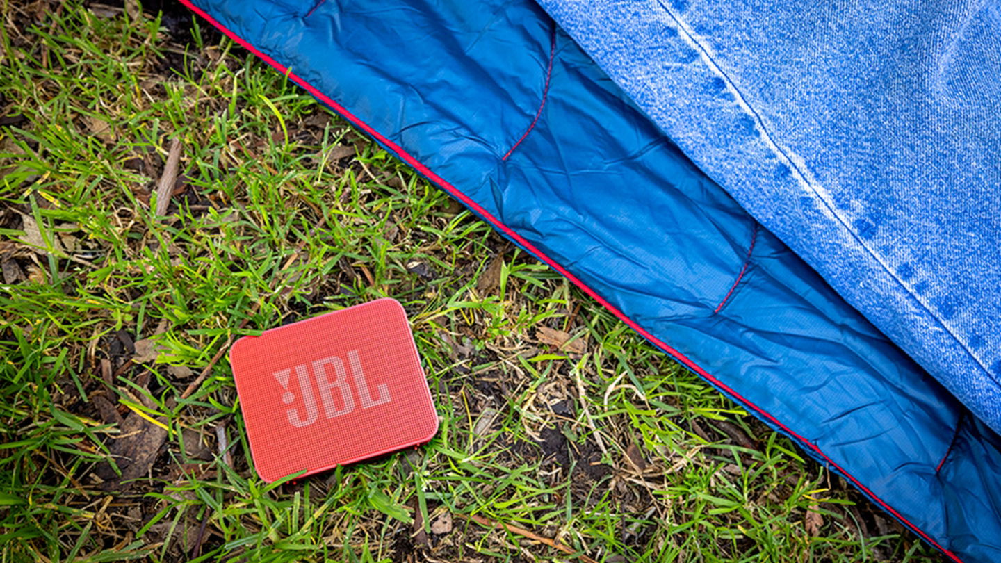 Auténtica locura: sólo 21,99 euros por este altavoz portátil JBL, y además puedes escoger entre 3 colores distintos