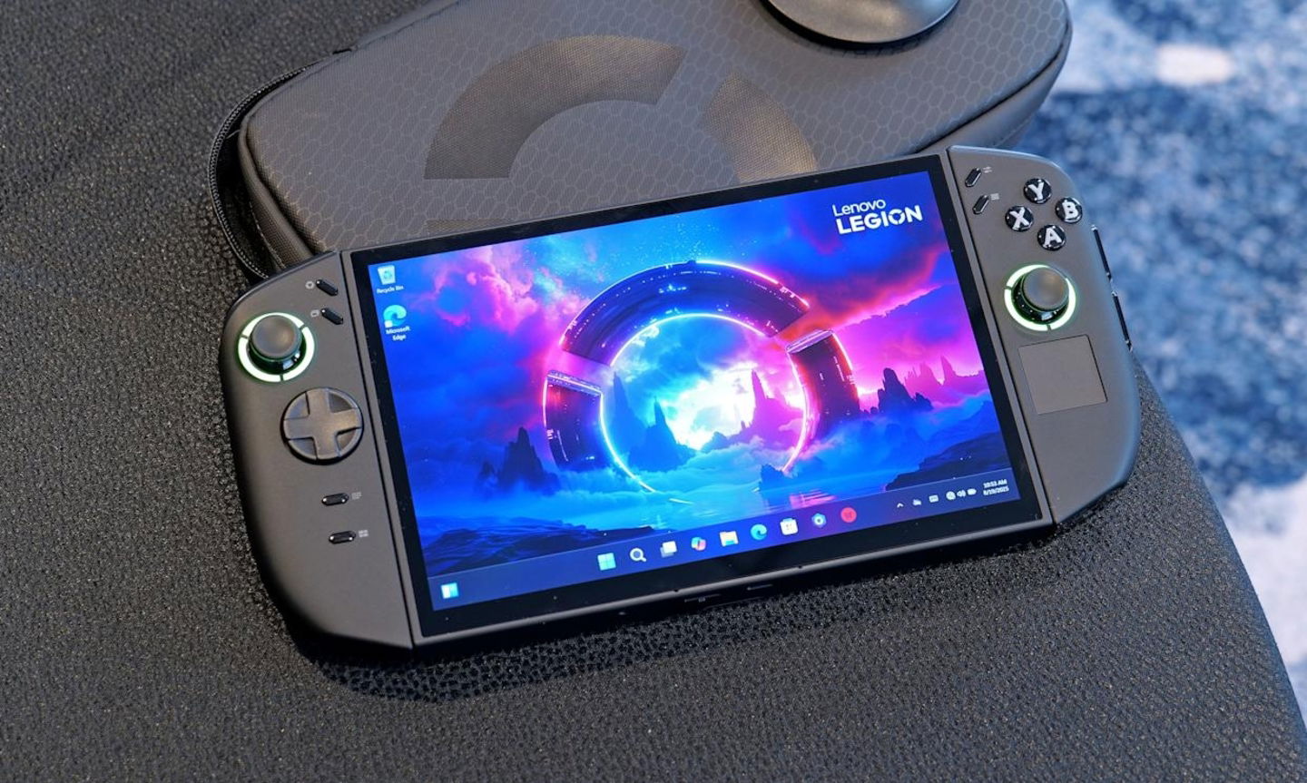 La Lenovo Legion Go 2 ya está entre nosotros: mejor en todo y más cara