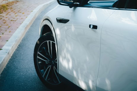El fin de los diseños futuristas: China prohibirá los tiradores de las puertas "escondidos" de los coches eléctricos