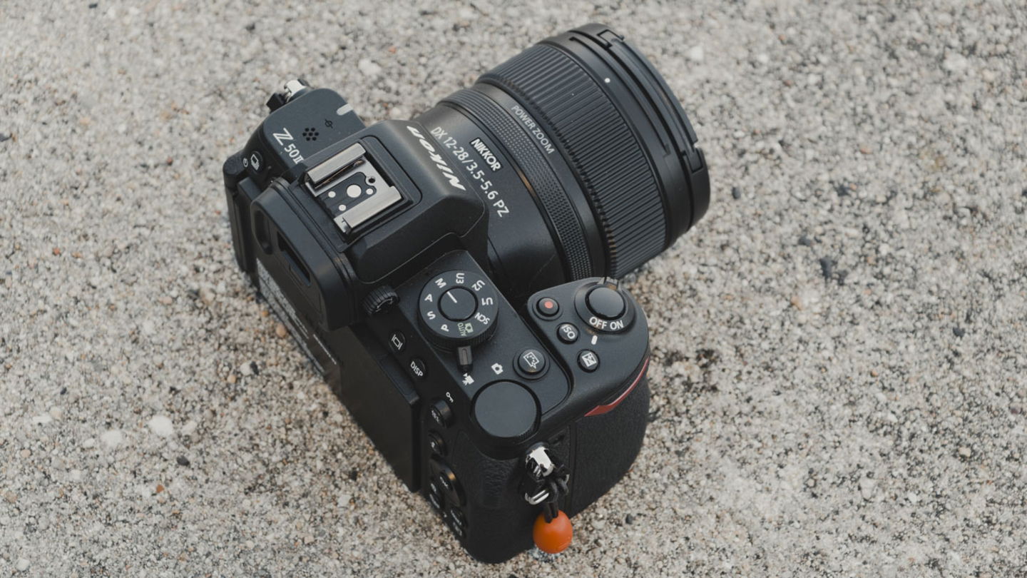Nikon Z50 II sobre una pieda