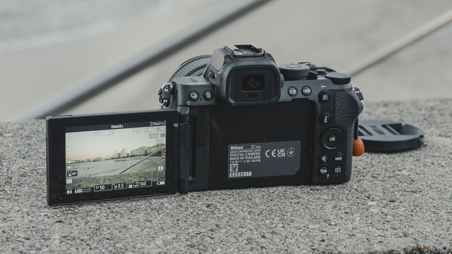 Nikon Z50 II sobre una piedra
