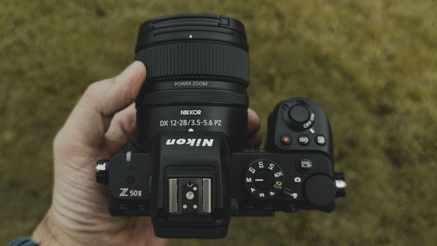 Nikon Z50 II en una mano
