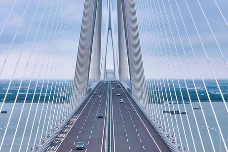 China inaugura el puente colgante más largo del mundo. Mide más de 10.000 metros y sus torres son de más de 100 pisos