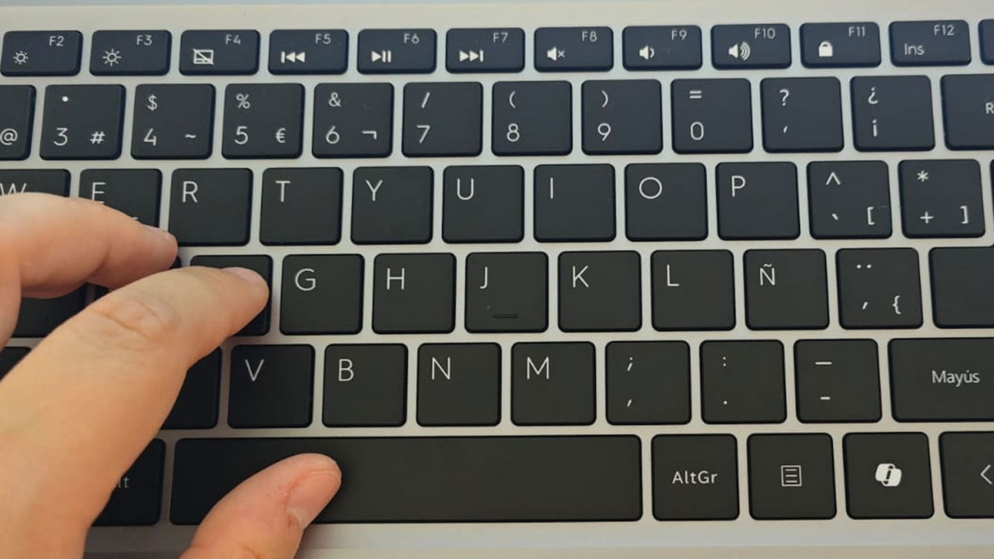 Tecno Megabook K15S mano en teclado
