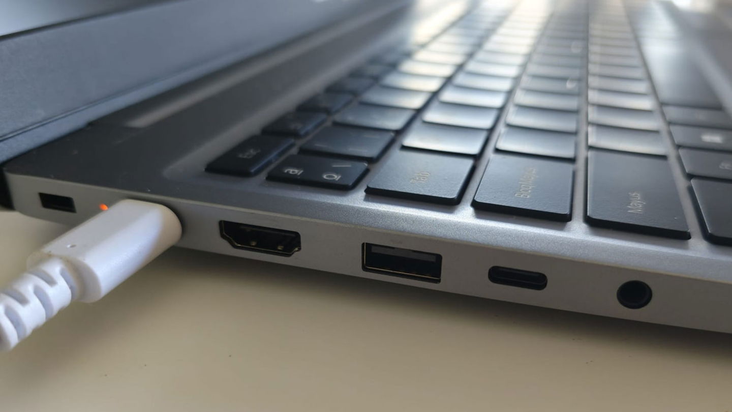 Tecno Megabook K15S puerto con carga
