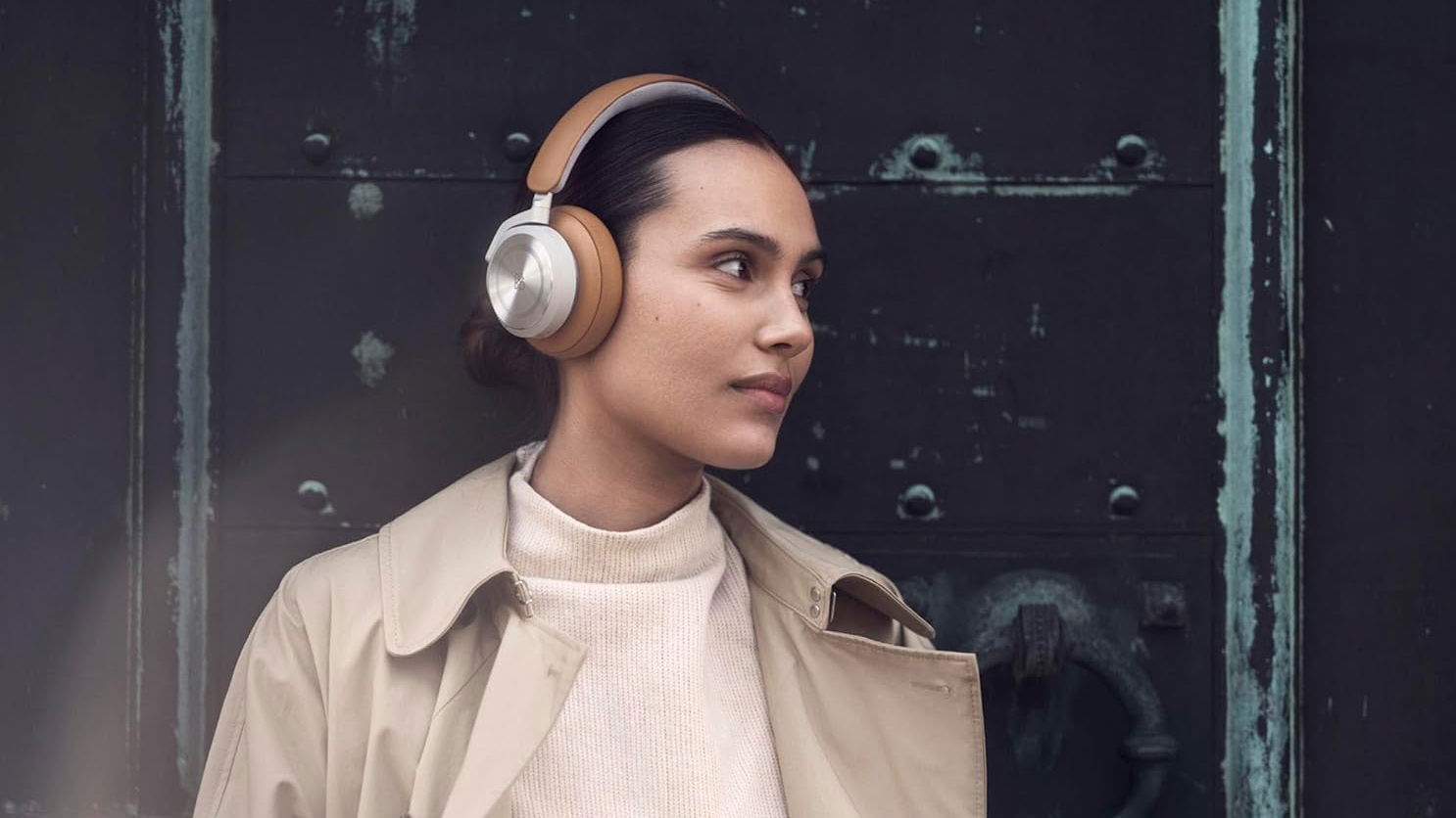 Bang & Olufsen Beoplay HX chica