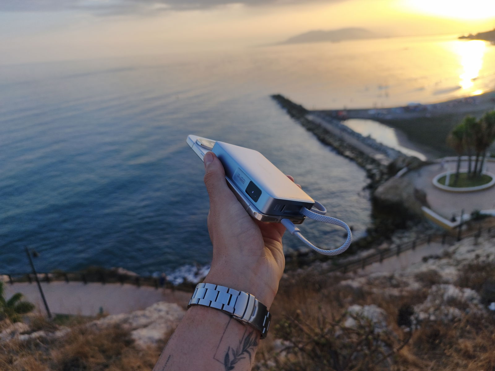 Bateria acoplada a un Pixel 10 Pro