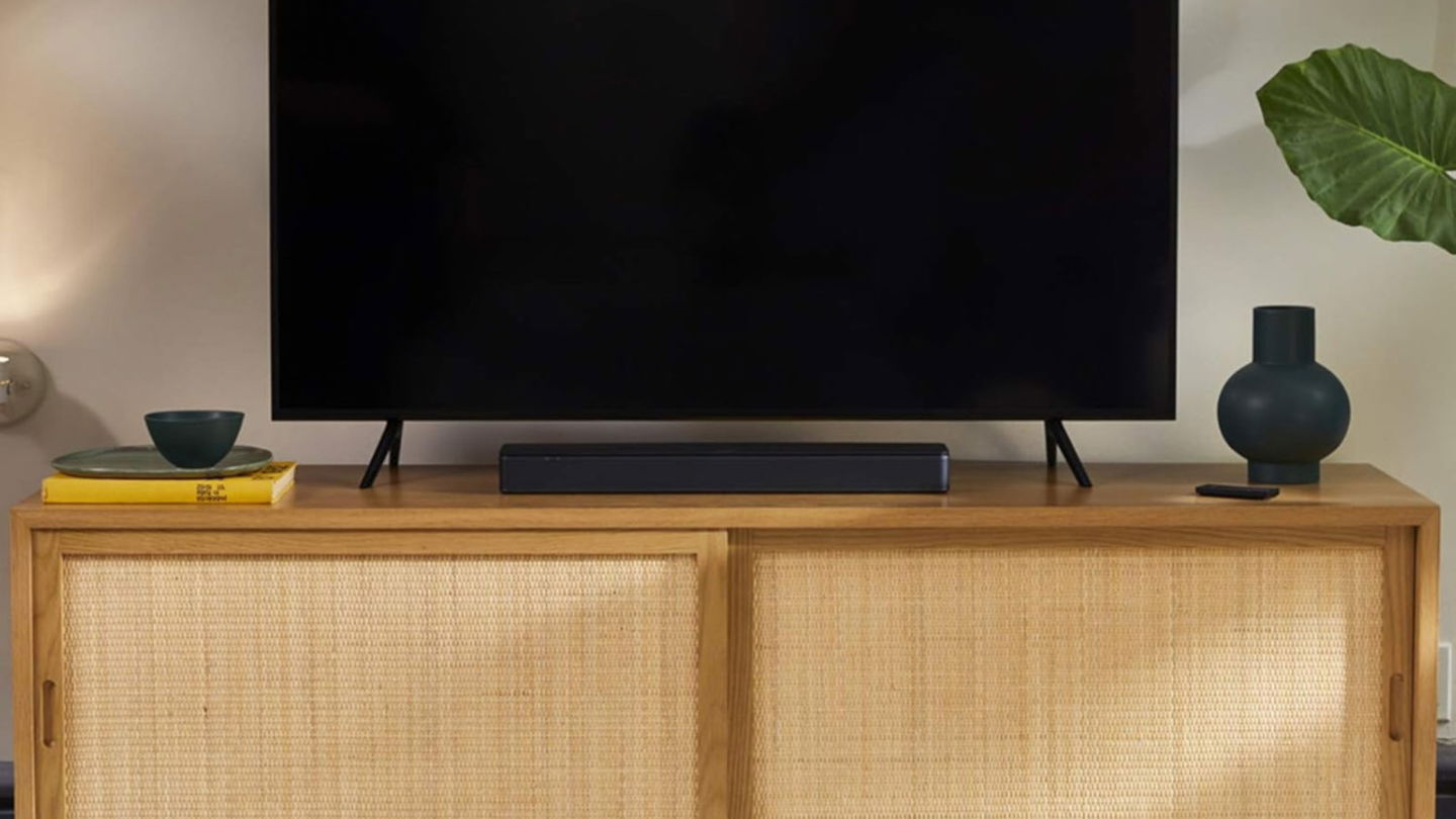Pequeña por fuera, Bose por dentro: la barra compacta que mejora los diálogos en una tele con sonido flojo está con más de 130 euros de descuento