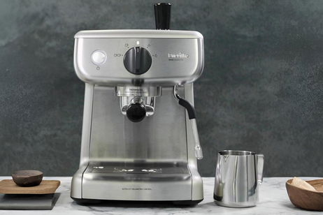 15 bares, portafiltro profesional y espuma perfecta: la pequeña cafetera con alma de barista 15 bares, portafiltro profesional y espuma perfecta: la pequeña cafetera con alma de barista