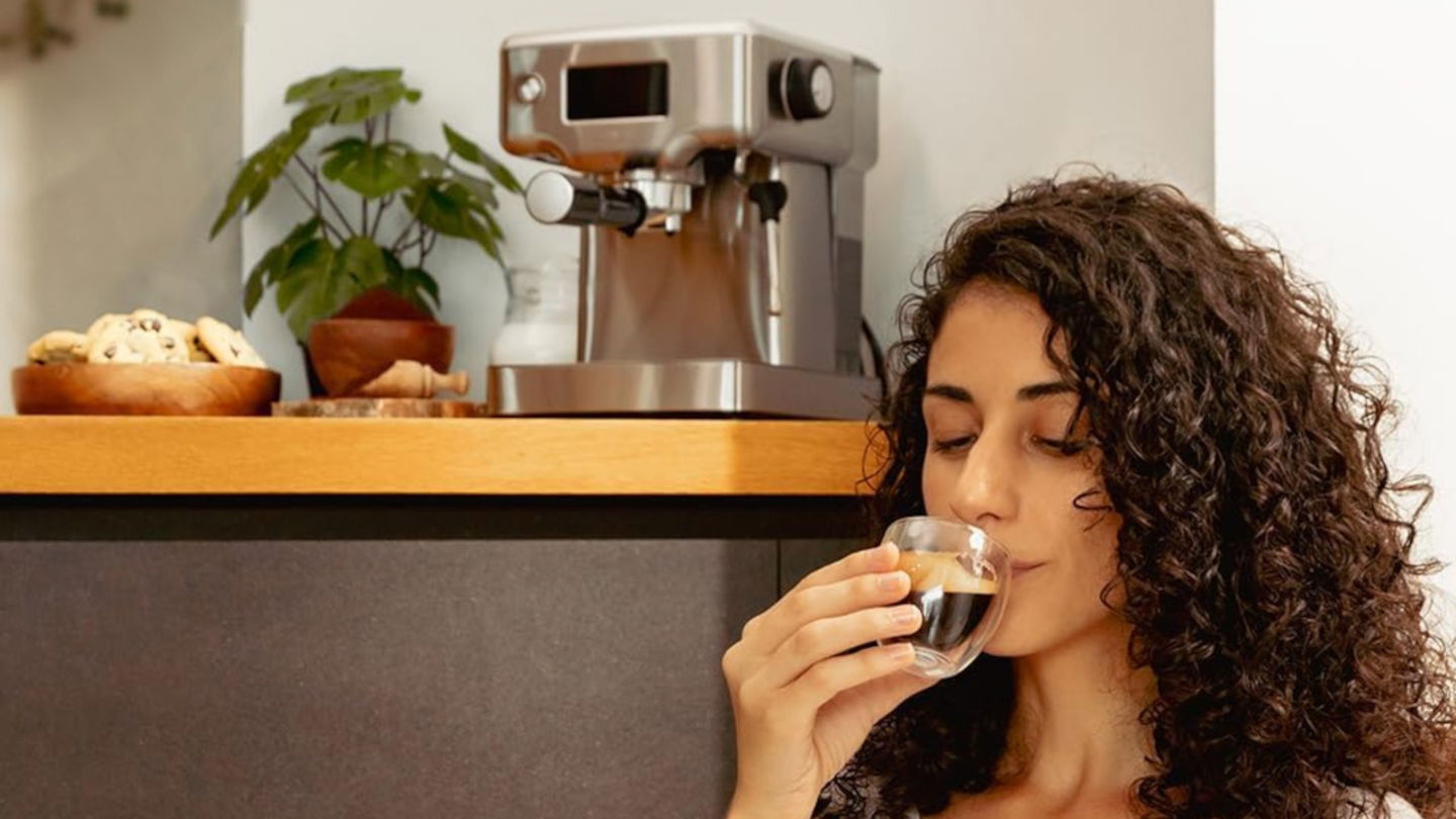 Esta cafetera es pequeña, potente y lista para espumar: tendrás espresso profesional en casa por menos de 70 euros