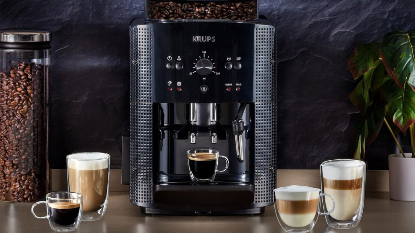 Esta cafetera superautomática (a precio de locos), con espumador integrado y kit de descalcificación, te da café de bar en tu cocina
