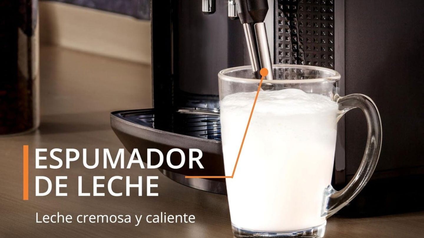 Esta cafetera superautomática (a precio de locos), con espumador integrado y kit de descalcificación, te da café de bar en tu cocina