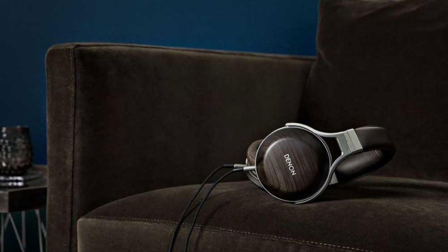 Denon AH-D5200 sofa