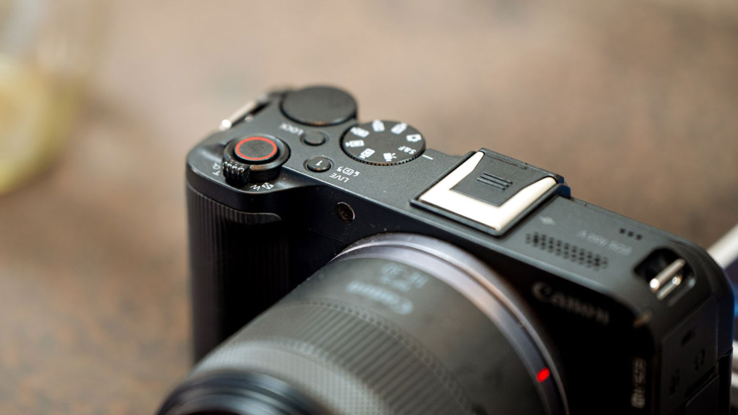Canon EOS R50 V sobre una mesa
