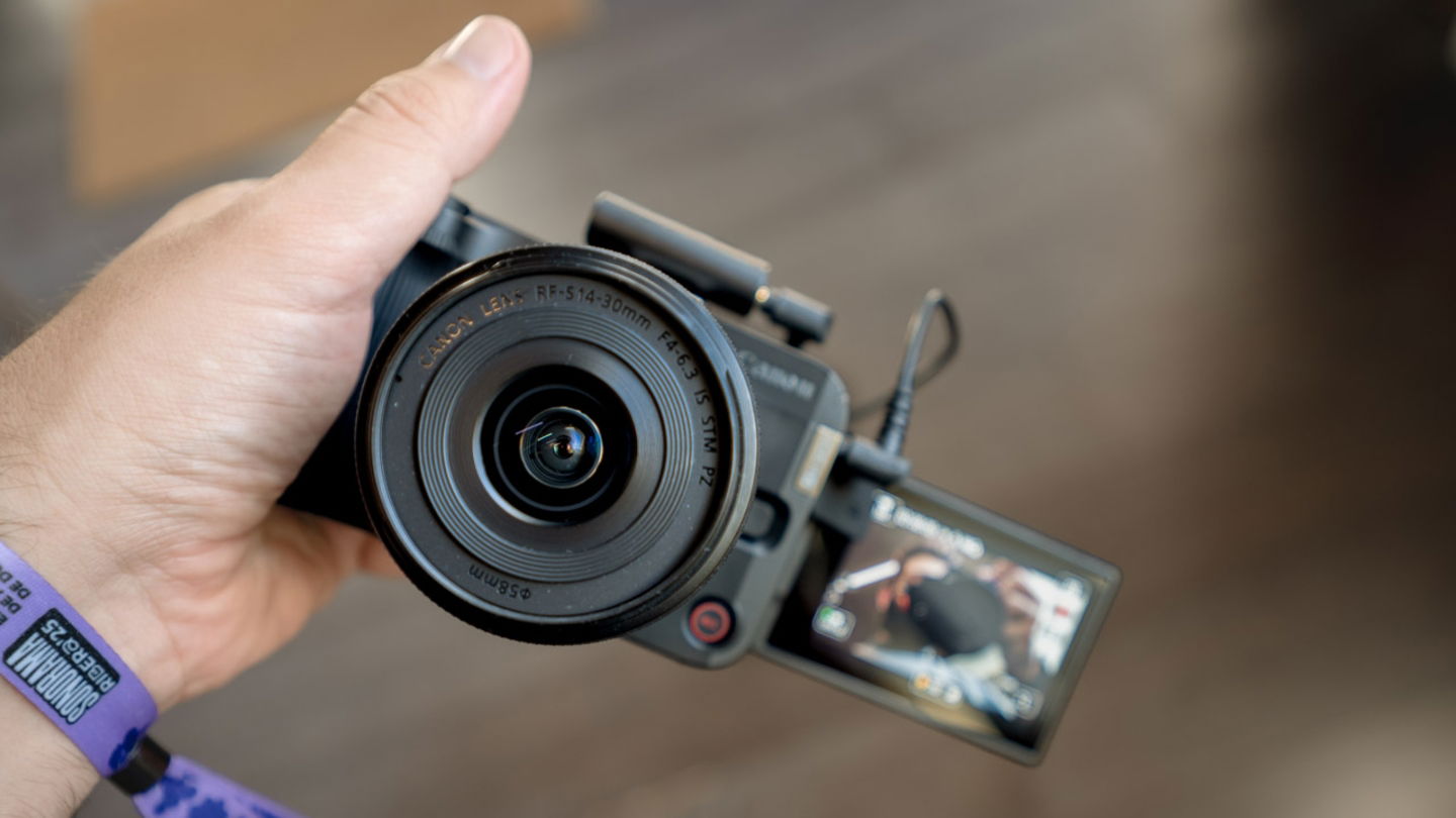 Vista frontal de la Canon EOS R50 V