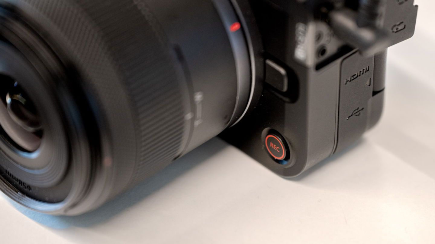 Detalle del botón de grabación de la Canon EOS R50 V