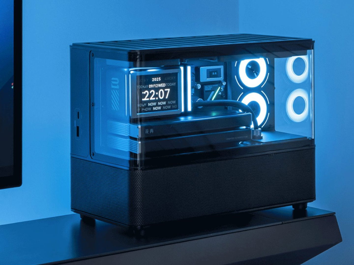 Parece un PC gaming, pero en realidad es un altavoz Bluetooth: así es el Edifier Huazai New Cyber