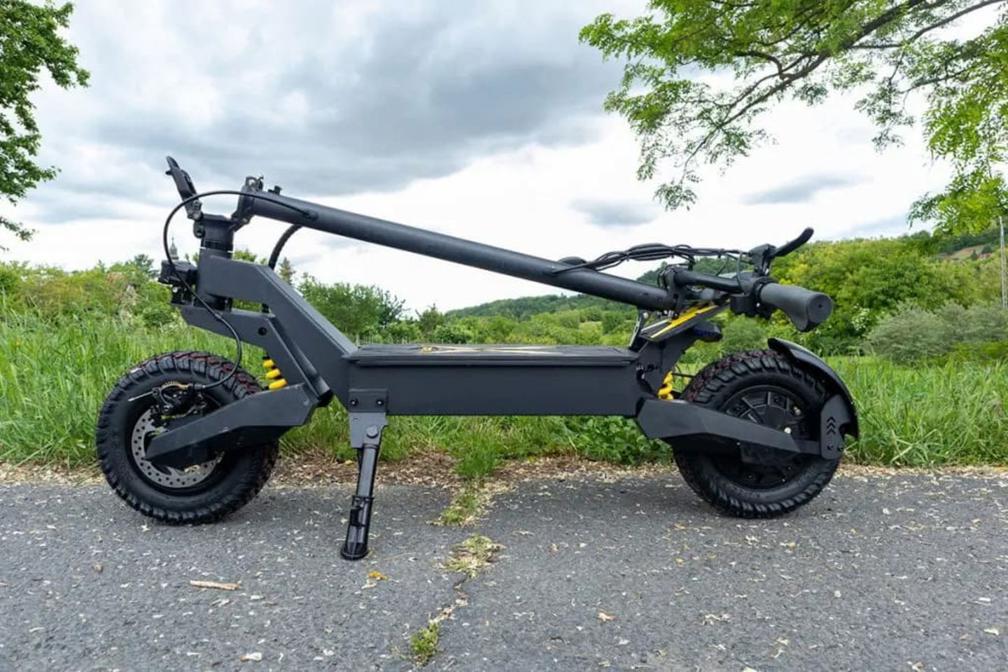 El patinete eléctrico T10 de OOTD se puede plegar y ocupar mucho menos espacio al guardarse