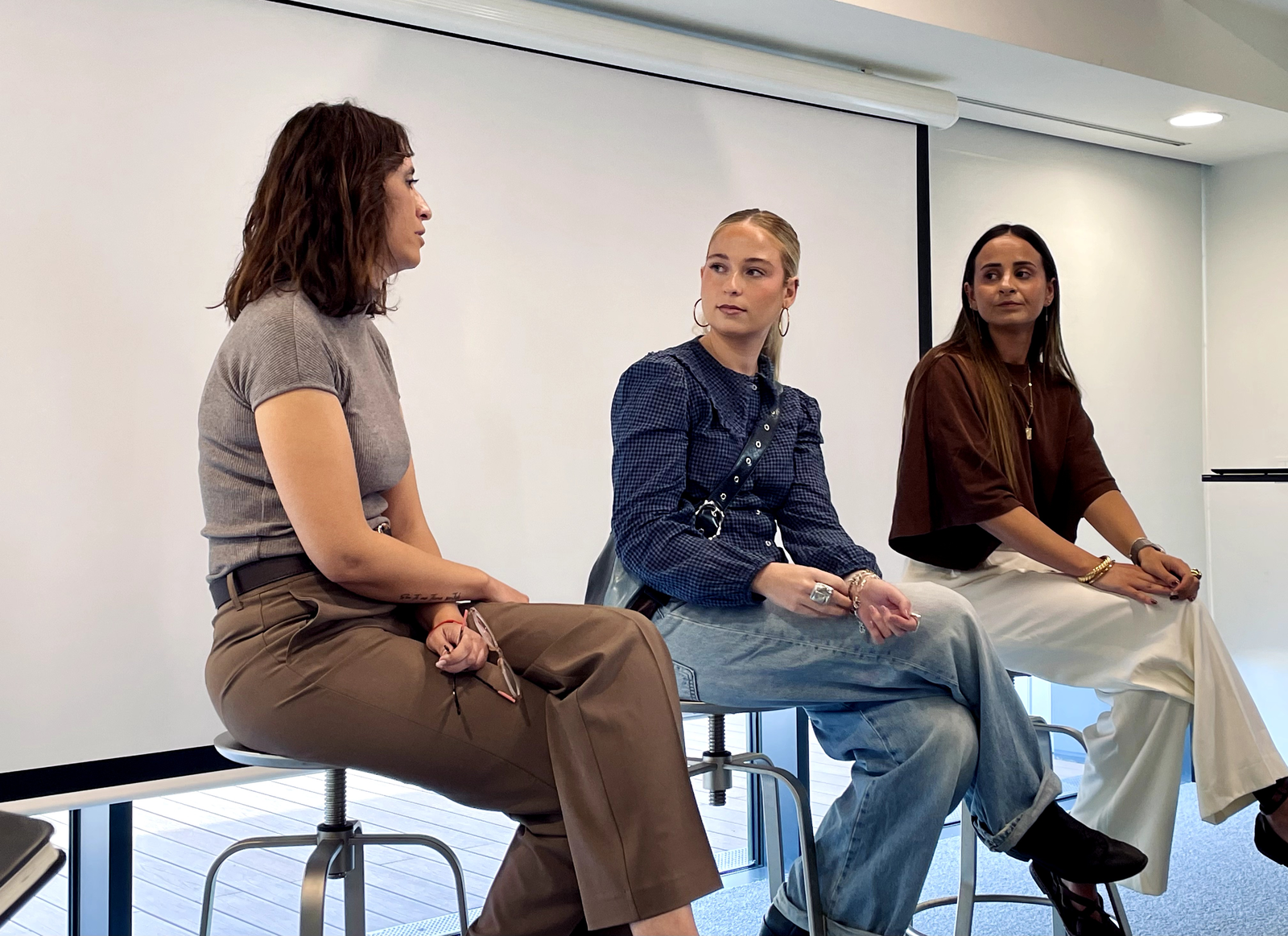 En orden de izquierda a derecha, Mar Sánchez (Wild Rain Cosmetics), María Fernández (It's Lava) y Cris Ocejo