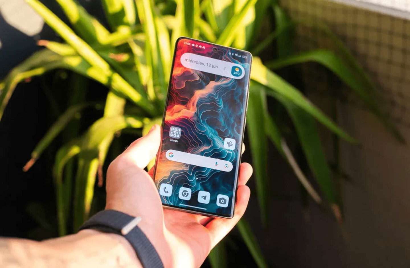 Este móvil de realme, el GT 6, es muy potente y tiene una increíble autonomía